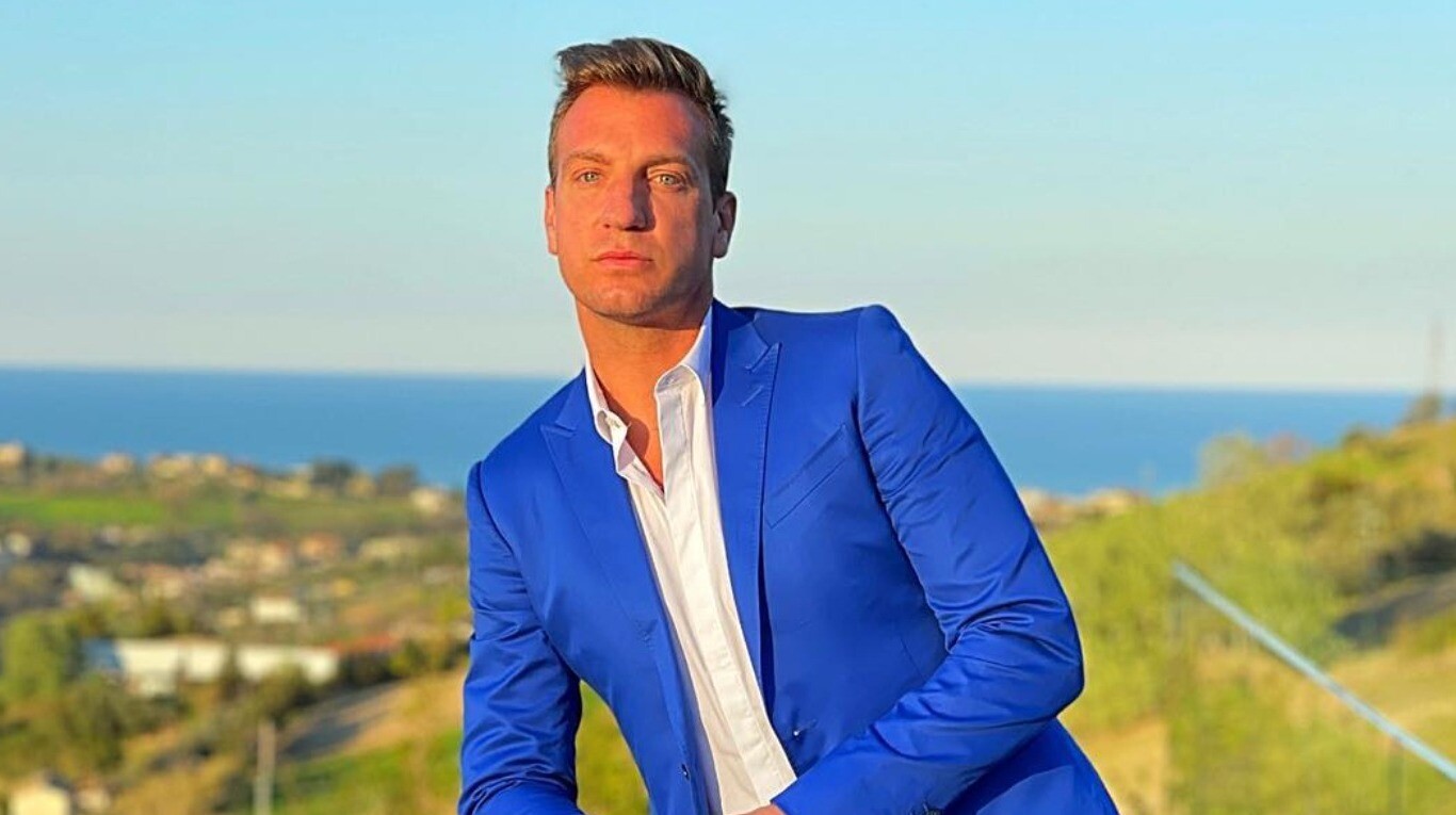 Maxi López con saco azul frente al mar